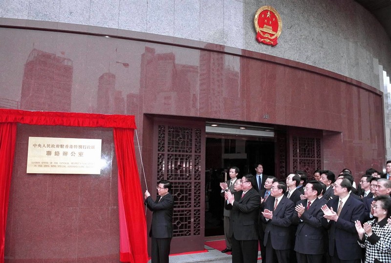 1997年12月11日，國家主席江澤民在中南海會見來北京述職的香港特別行政區行政長官董建華。