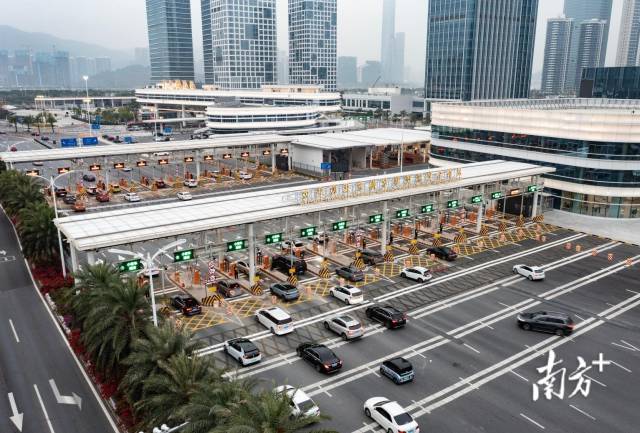 2024年3月1日零時起,橫琴粵澳深度合作區正式實施分線管理封關運行。圖為橫琴大橋「二線」通道。南方+記者 關銘榮 攝 2024年3月1日零時起,橫琴粵澳深度合作區正式實施分線管理封關運行。圖為橫琴大橋「二線」通道。南方+記者 關銘榮 攝