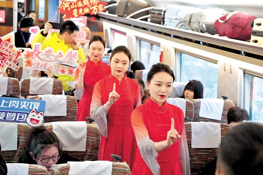 5日，隨着新列車運行圖的實行，以「龍鳳呈祥」主題為外觀塗色的G828次列車從西安北站駛向香港西九龍站方向。