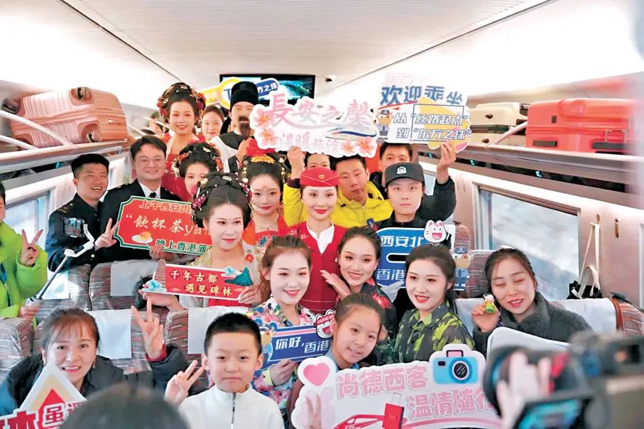 5日，隨着新列車運行圖的實行，以「龍鳳呈祥」主題為外觀塗色的G828次列車從西安北站駛向香港西九龍站方向。