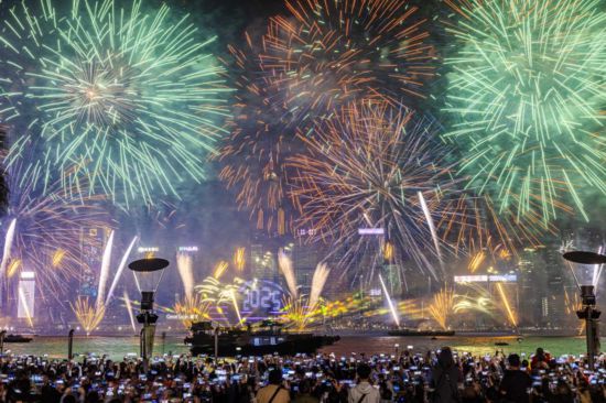 跨年夜,市民旅客在香港維多利亞港一起倒數,迎接2025年。香港旅遊發展局供圖