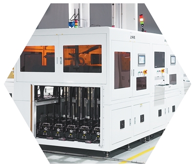 思謀科技寶安智能製造工廠中,多模態五軸工業智能檢測一體機在進行出貨前的調試。受訪者提供 思謀科技寶安智能製造工廠中,多模態五軸工業智能檢測一體機在進行出貨前的調試。受訪者提供