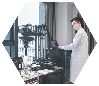 香港城市大學物質科學研究院(福田)的工程師在對所研製部件進行精密測量。受訪者提供 香港城市大學物質科學研究院(福田)的工程師在對所研製部件進行精密測量。受訪者提供