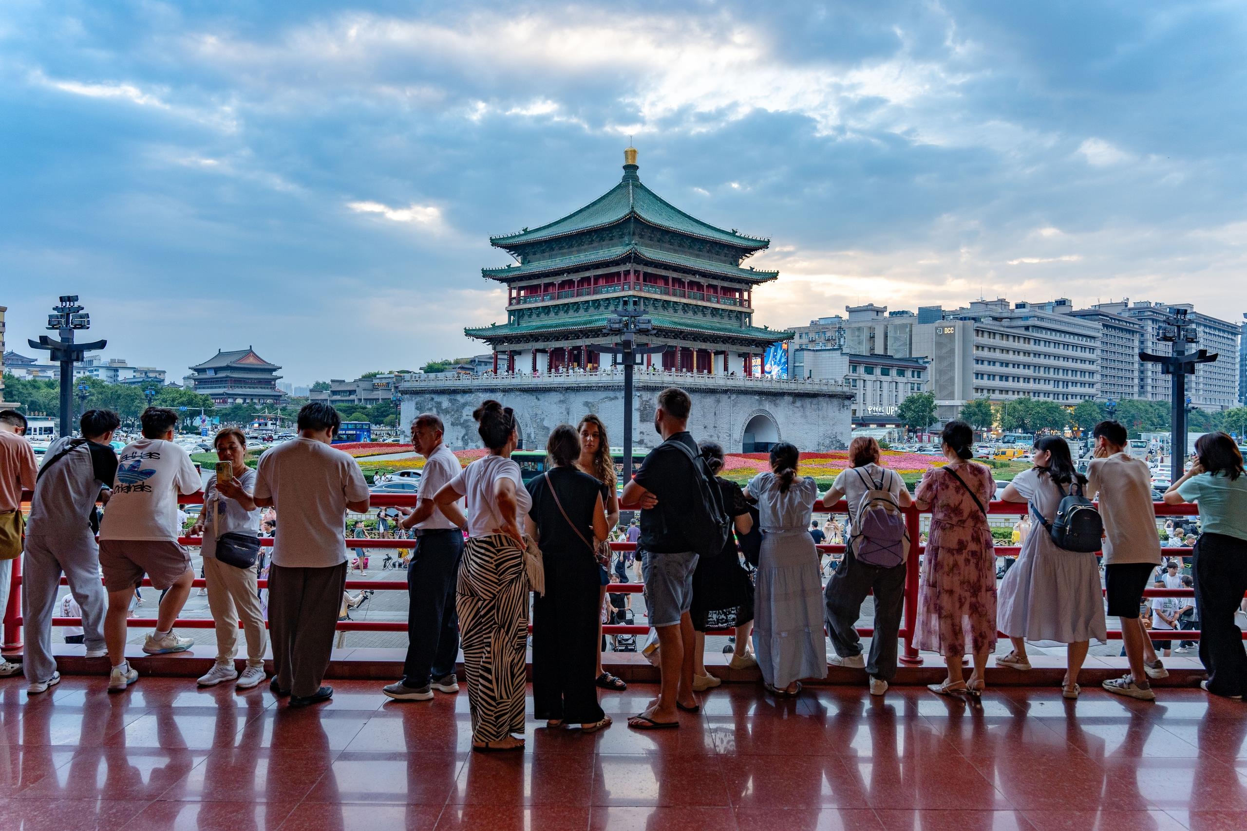 △游客在陜西西安市碑林區鐘樓景區拍照打卡。