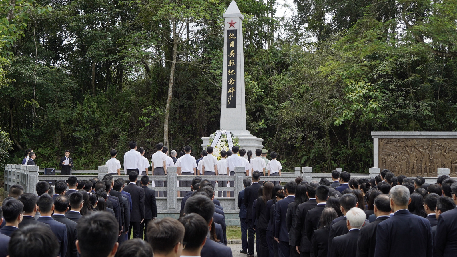 中央駐港機構和駐港中資企業代表瞻仰祭掃香港抗日英烈紀念碑