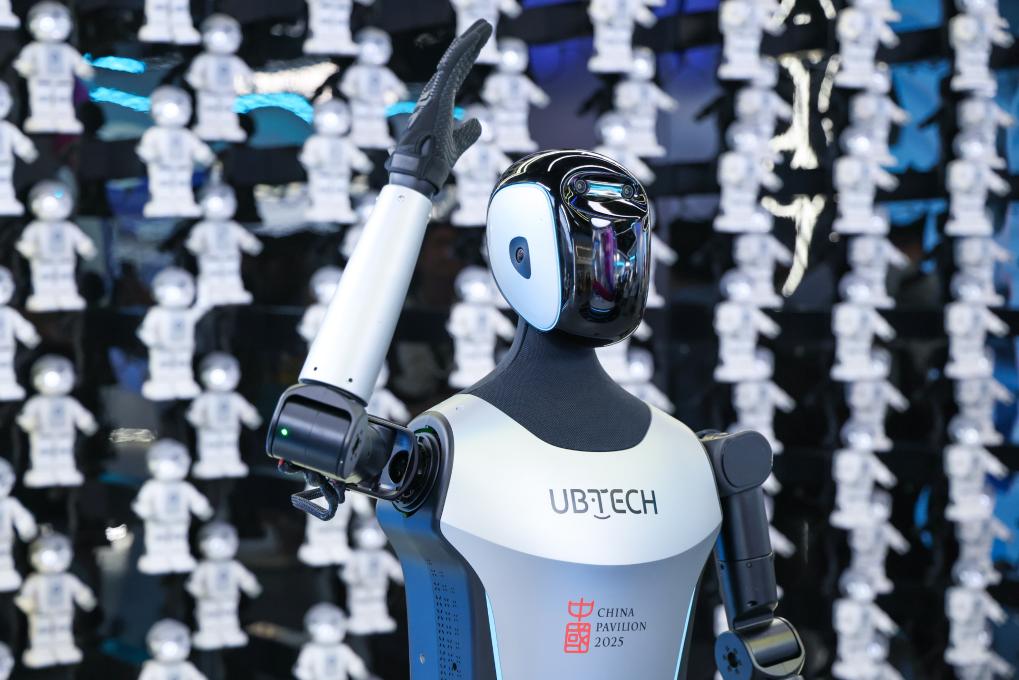 △ 2025年4月23日,在深圳優必選科技展廳內,商用版人形機器人Walker C向觀眾揮手致意。