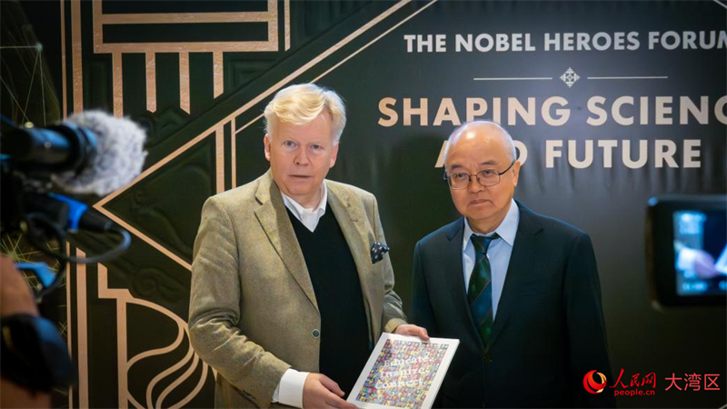 林道諾貝爾獎得主大會執行董事尼古拉·特納（Nikola Turner）和香港大學副校長（大學拓展）汪揚接受採訪。人民網 吳宇颺颺攝