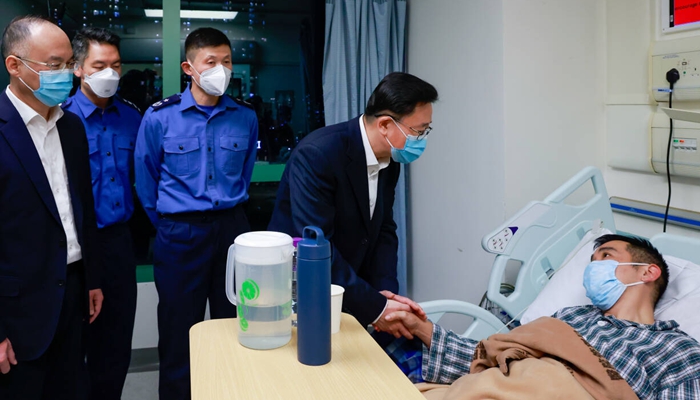 周霽農融前往醫院探望慰問參與火災救援受傷的消防員