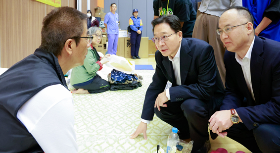 周霽農融探望慰問受災人員