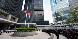 香港特區政府為大埔火災遇難者舉行悼念活動 市民自發參加悼念