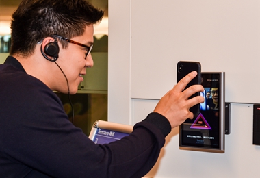 參訪團在騰訊公司總部體驗人臉識別系統