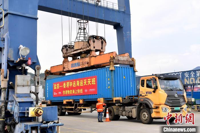 “鹽田-香港”中遠海運天天班啟動滿載748噸重點防疫及民生物資發往香港