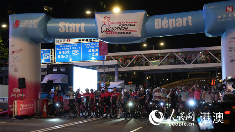 圖1.清晨5時15分,鳴槍一響,50公里組項目開賽。人民網 嚴小晶 攝