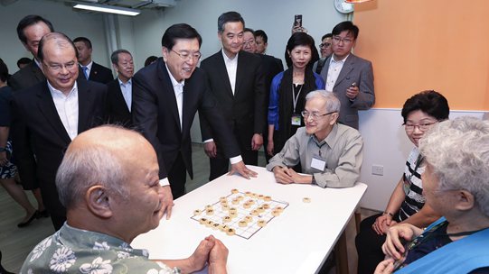 張德江視察香港福利機構和資助房屋項目