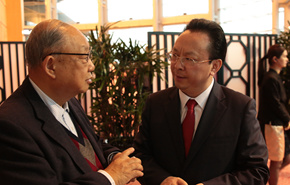 譚鐵牛副主任與來賓交談