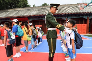 香港小學生走進天安門國旗護衛隊營地