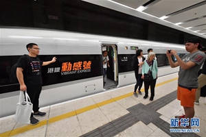 香港西九龍站迎來首列抵達的高鐵列車