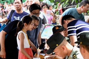 香港市民排隊領取駐港部隊軍營開放日參觀券