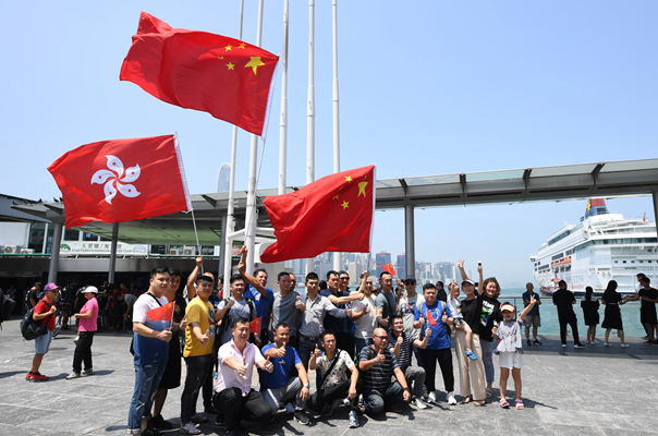 香港市民自發集會守護五星紅旗