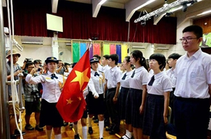 開學日 五星紅旗在這所香港中學升起