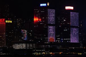 香港維港兩岸商廈為醫護人員亮燈打氣