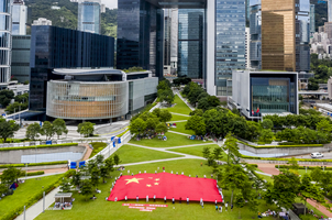 香港市民展示巨幅國旗 支持香港維護國家安全法