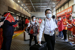 香港市民自發歡送內地核酸檢測支援隊離港