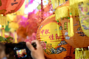 香港元朗“燈籠街” 挂數百傳統燈籠慶中秋
