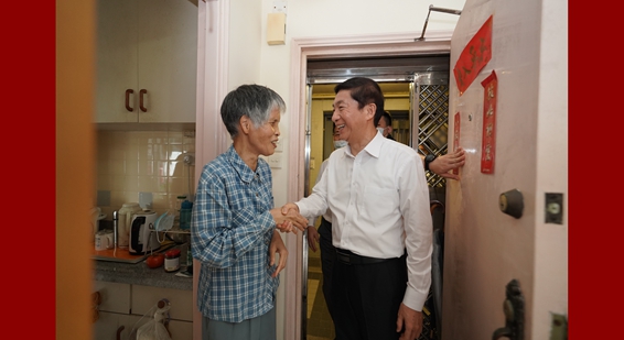駱惠寧到社區看望慰問香港市民