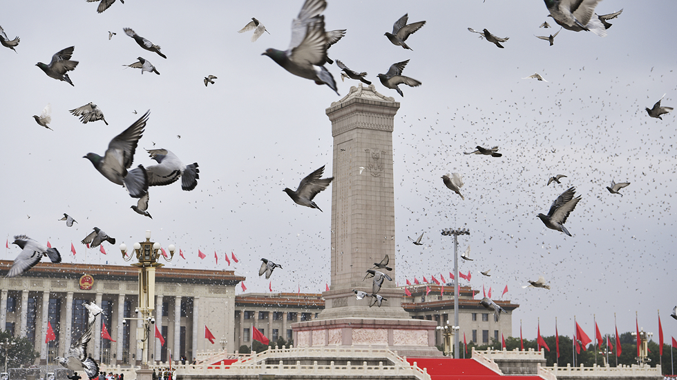 慶祝大會現場和平鴿展翅高飛