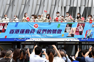 登車巡游 中國香港奧運代表團受市民熱捧