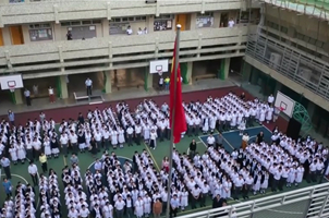 香港中學生邁出中式步操升起五星紅旗