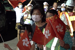 香港市民自發挂國旗迎國慶 街頭五星紅旗飄揚