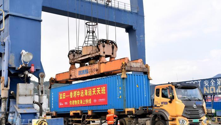 “鹽田-香港”中遠海運天天班啟動 滿載748噸重點防疫及民生物資發往香港