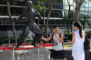 香港星光大道重修 銅像手印遷至花園