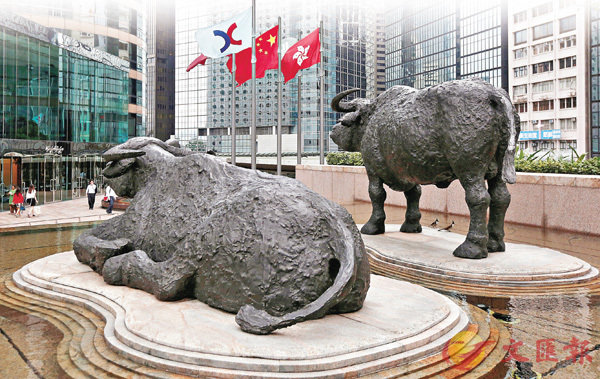■內地企業品牌在香港上市,有助提升在國際的知名度。圖為香港聯交所的銅牛和旗幟。 資料圖片
